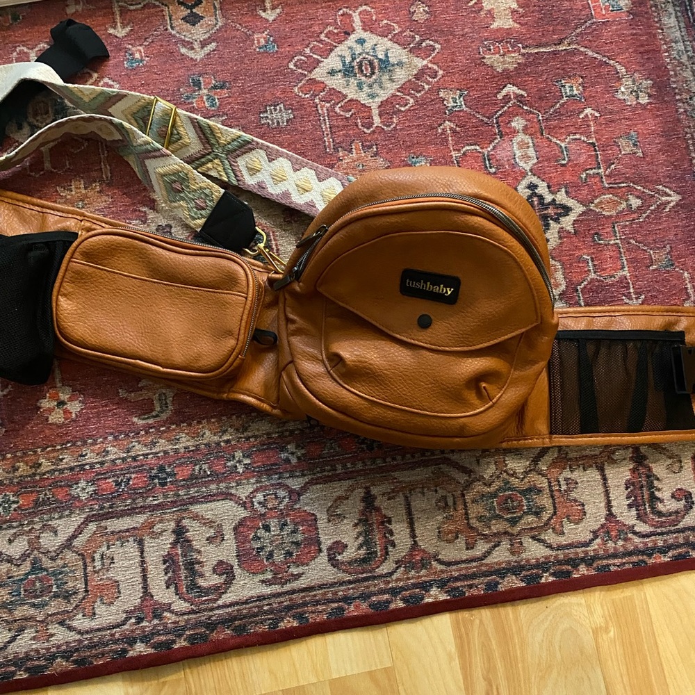 Vegan Leather TushBaby with removable crossbody strap